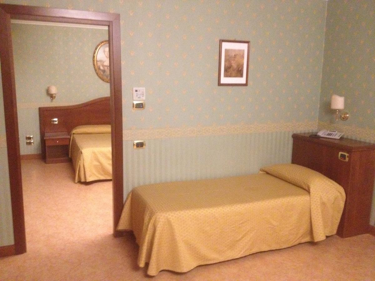 Al Boschetto Hotell Castel Volturno Exteriör bild